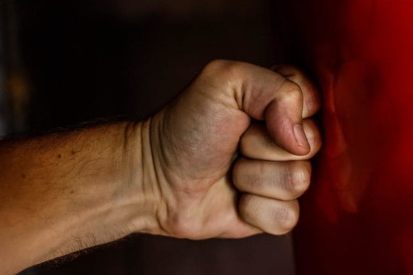 homem agressivo murro na parede de ciúmes