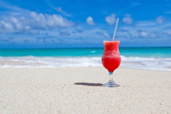 Lembra da história da “última Coca no deserto”? Que tal vender coquetéis numa lagoa (ou praia) semi-deserta com alto fluxo de turistas?