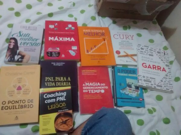 Eu não adquiri o hábito de ler ainda. Mesmo assim, comprei mil livros e terminei uns 3. Percebe como é complexo tentar se encaixar em rótulos? Me disseram que Coach tem que ler muito e que perguntas poderosas são, ora, poderosas.